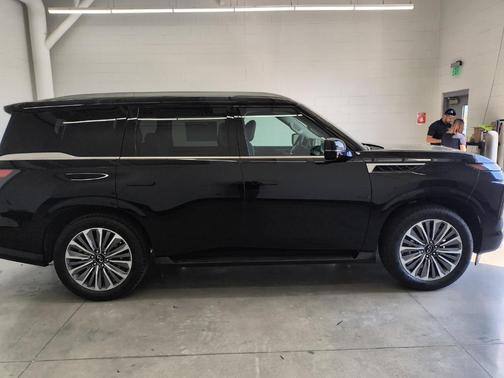 2025 INFINITI QX80 Luxe