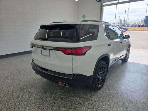 Summit White 2024 Chevrolet Traverse Limited Premier