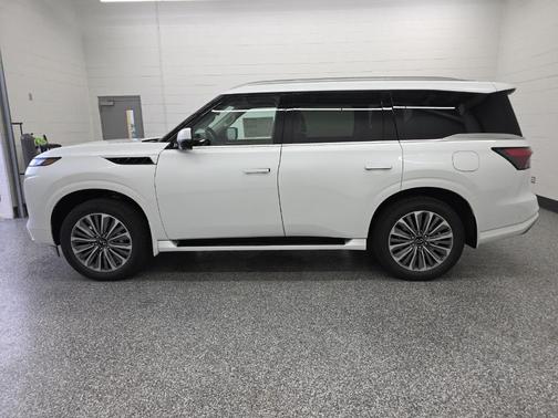 Radiant White 2026 INFINITI QX80 Luxe