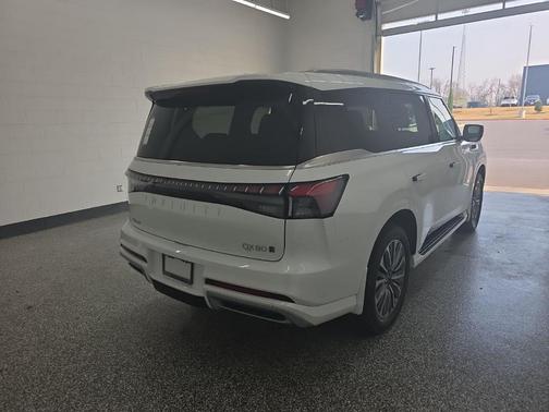 Radiant White 2026 INFINITI QX80 Luxe
