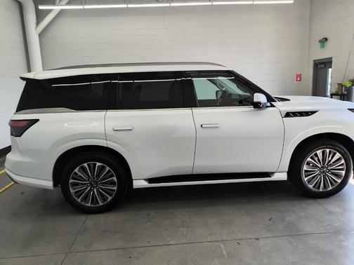 2025 INFINITI QX80 Luxe