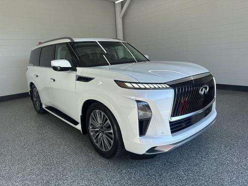 Radiant White 2026 INFINITI QX80 Luxe