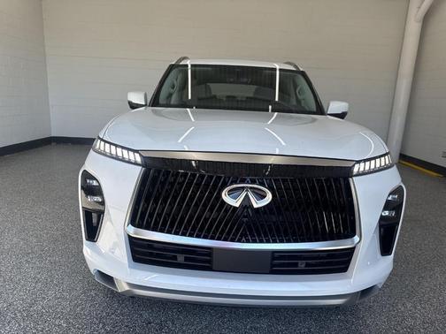 Radiant White 2026 INFINITI QX80 Luxe