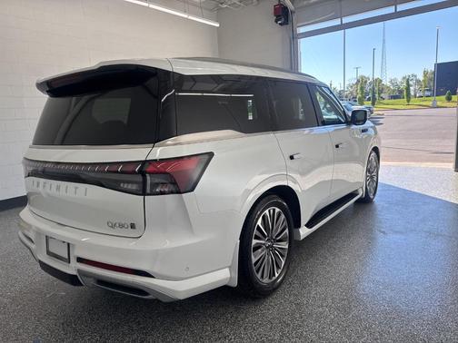 Radiant White 2026 INFINITI QX80 Luxe
