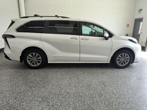 Pearl 2024 Toyota Sienna XLE