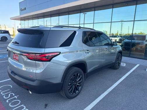 Sterling Gray Metallic 2023 Chevrolet Traverse RS