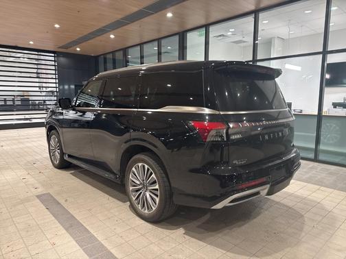 2025 INFINITI QX80 Luxe