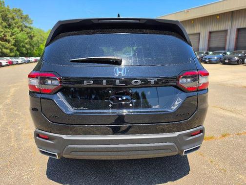 Crystal Black Pearl 2025 Honda Pilot Sport