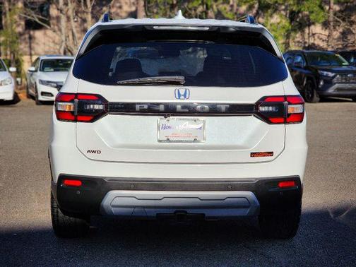 Platinum White Pearl 2023 Honda Pilot AWD TrailSport