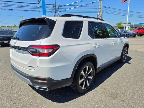 Platinum White Pearl 2024 Honda Pilot Touring 8-Passenger