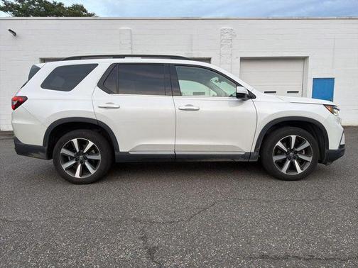 Platinum White Pearl 2024 Honda Pilot Touring 8-Passenger