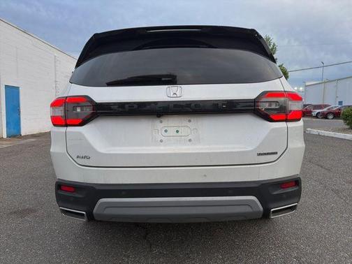 Platinum White Pearl 2024 Honda Pilot Touring 8-Passenger