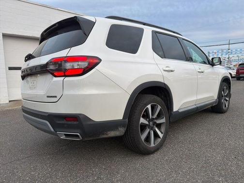 Platinum White Pearl 2024 Honda Pilot Touring 8-Passenger