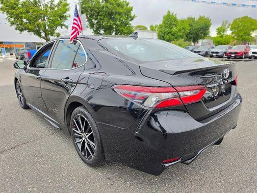Midnight Black Metallic 2021 Toyota Camry SE