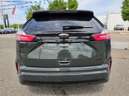 Forged Green Metallic 2022 Ford Edge SE