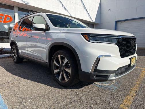 Platinum White Pearl 2023 Honda Pilot Touring 8-Passenger