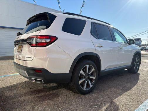 Platinum White Pearl 2023 Honda Pilot Touring 8-Passenger