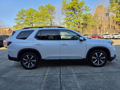 Platinum White Pearl 2023 Honda Pilot Touring 8-Passenger