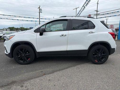 Summit White 2018 Chevrolet Trax LT