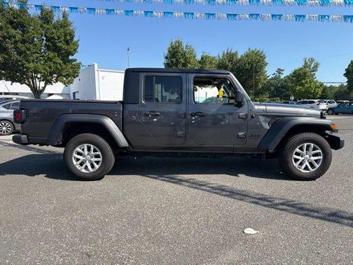 Granite Crystal Metallic Clearcoat 2023 Jeep Gladiator Sport S