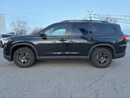 Crystal Black Pearl 2025 Honda Pilot TrailSport