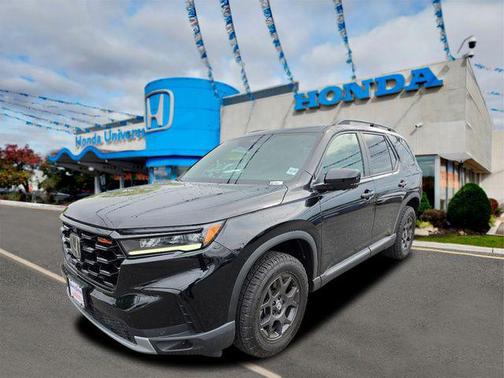 Crystal Black Pearl 2025 Honda Pilot TrailSport