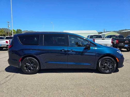 2025 Chrysler Pacifica Hybrid Select