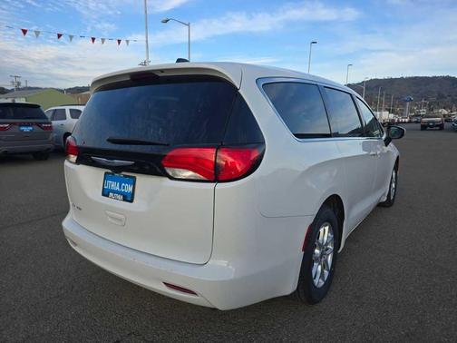 2023 Chrysler Voyager LX