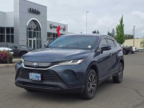 Coastal Gray Metallic 2024 Toyota Venza LE