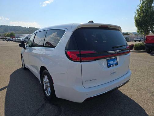 2024 Chrysler Pacifica Touring-L