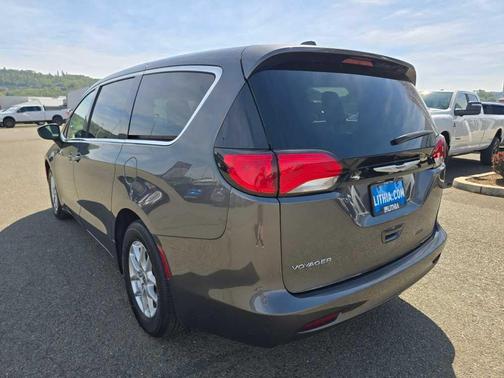 2022 Chrysler Voyager LX