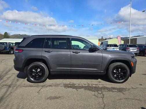 2026 Jeep Grand Cherokee Laredo