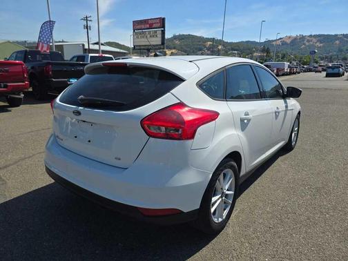 Oxford White 2018 Ford Focus SE