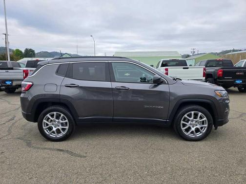 2022 Jeep Compass Latitude Lux