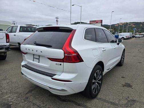2023 Volvo XC60 B5 Plus Bright Theme