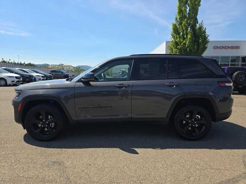 Metallic 2023 Jeep Grand Cherokee Altitude