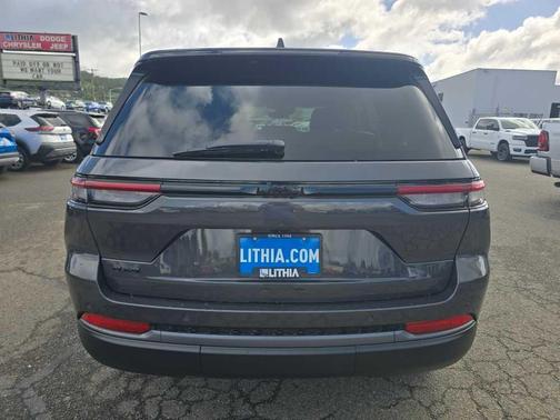 Metallic 2026 Jeep Grand Cherokee Laredo