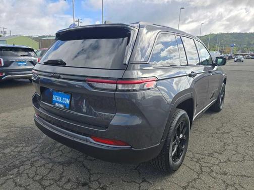 Metallic 2026 Jeep Grand Cherokee Laredo