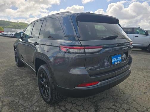 Metallic 2026 Jeep Grand Cherokee Laredo