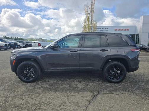 Metallic 2026 Jeep Grand Cherokee Laredo