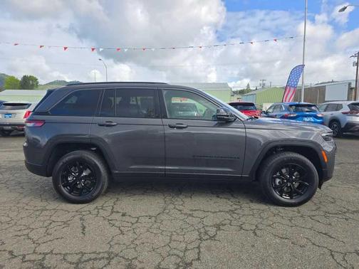 Metallic 2026 Jeep Grand Cherokee Laredo