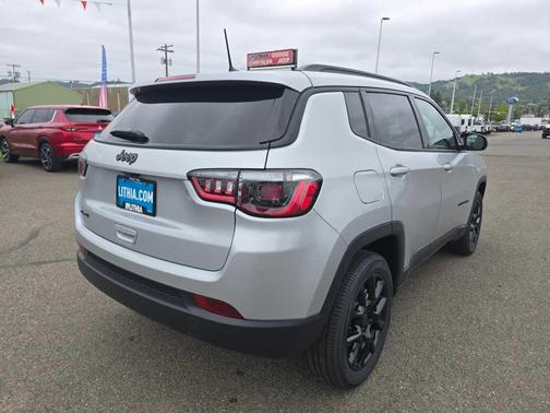 Silver Zynith 2026 Jeep Compass Latitude