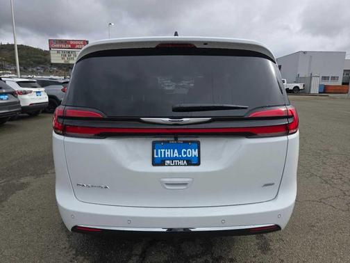 2026 Chrysler Pacifica Select