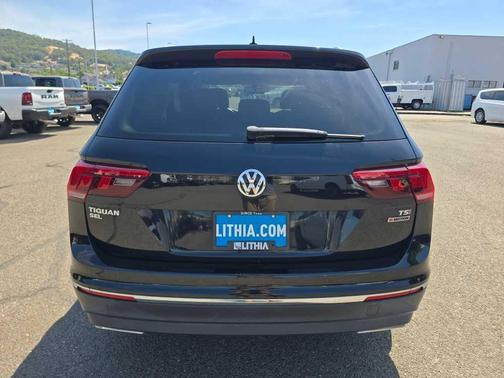 Deep Black Pearl Effect 2018 Volkswagen Tiguan 2.0T SEL