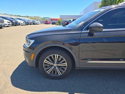 Deep Black Pearl Effect 2018 Volkswagen Tiguan 2.0T SEL