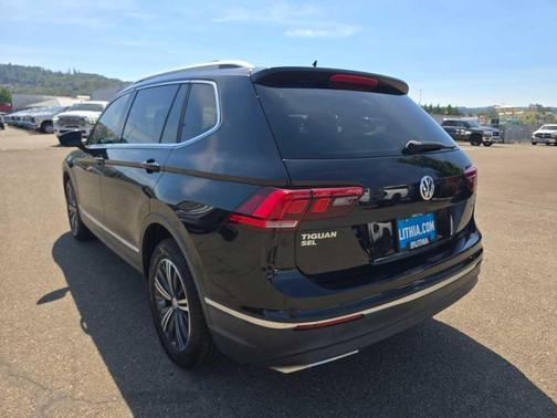 Deep Black Pearl Effect 2018 Volkswagen Tiguan 2.0T SEL