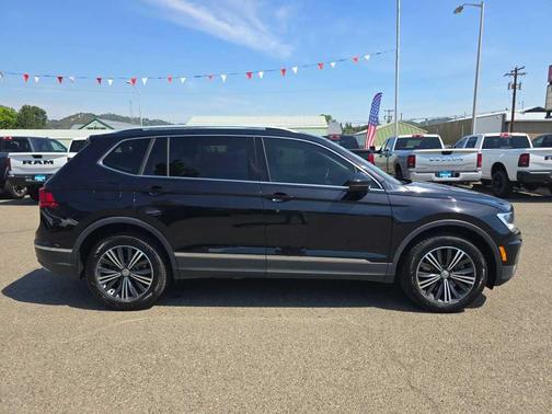 Deep Black Pearl Effect 2018 Volkswagen Tiguan 2.0T SEL