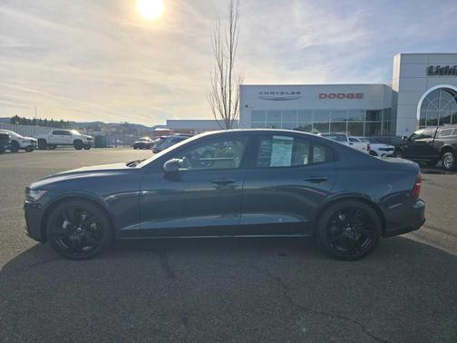 2024 Volvo S60 B5 Core Dark Theme