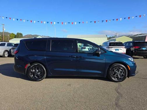 2023 Chrysler Pacifica Hybrid Limited