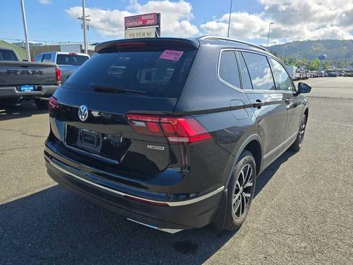 Deep Black Pearl Effect 2021 Volkswagen Tiguan 2.0T SE